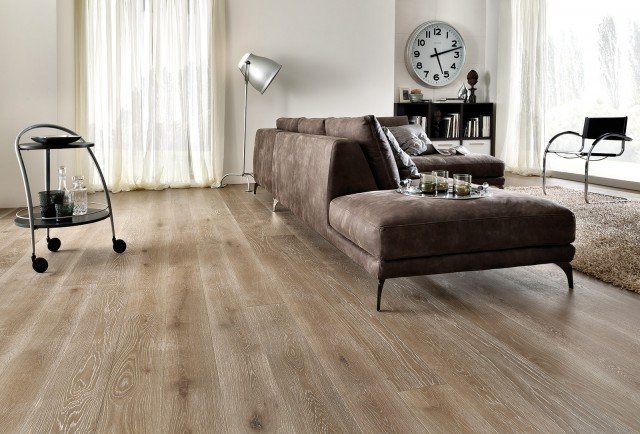 È in rovere spazzolato e verniciato all’acqua con effetto cera il pavimento in legno prefinito Master Floor Classic modello Cortina di Master Floor. I pavimenti Master Floor si possono personalizzare scegliendoli per essenza legnosa, dimensione, colorazione, trattamento di incisione, cioè se con taglio a sega, effetto trama, piallatura o spazzolatura, e finitura (a olio naturale o a vernice a base d’acqua, opaca o extra lucida). Le misure del modello in foto possono variare in lunghezza da 80 a 220 cm e in larghezza da 13 a 15 cm. Lo spessore è di 14 mm. Prezzo su preventivo. www.garbellotto.it È in rovere spazzolato e verniciato all’acqua con effetto cera il pavimento in legno prefinito Master Floor Classic modello Cortina di Master Floor. I pavimenti Master Floor si possono personalizzare scegliendoli per essenza legnosa, dimensione, colorazione, trattamento di incisione, cioè se con taglio a sega, effetto trama, piallatura o spazzolatura, e finitura (a olio naturale o a vernice a base d’acqua, opaca o extra lucida). Le misure del modello in foto possono variare in lunghezza da 80 a 220 cm e in larghezza da 13 a 15 cm. Lo spessore è di 14 mm. Prezzo su preventivo. www.garbellotto.it