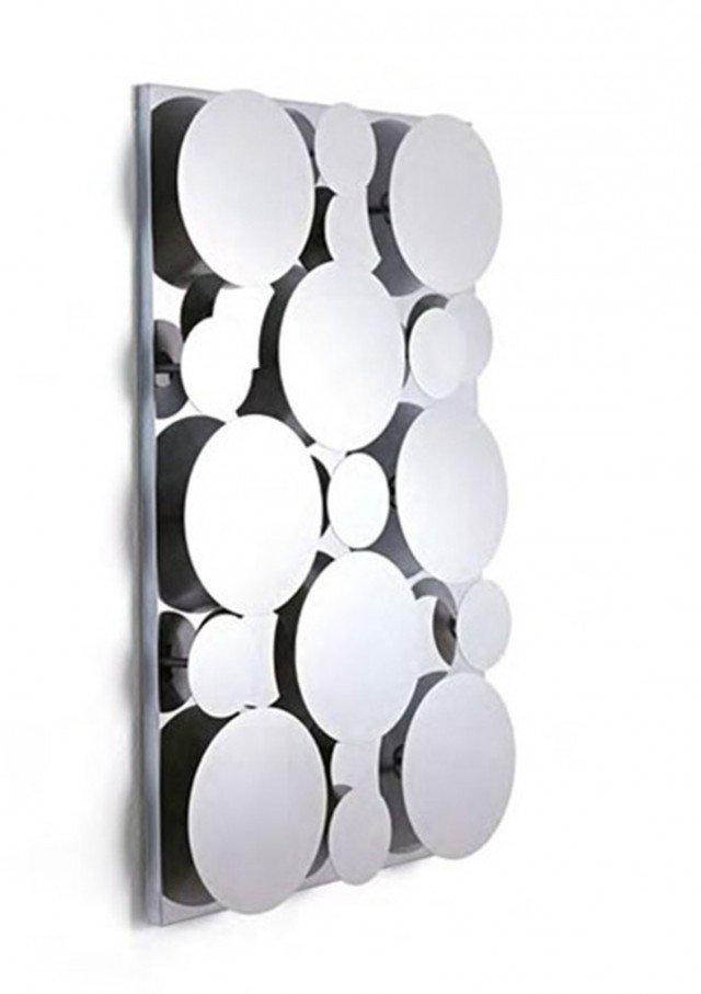 Sfere di specchio rompono gli schemi in una costruzione apparentemente casuale. Gaga Collection di Opinion Ciatti, è montato su una lastra di acciaio inox lucido. Lo specchio è predisposto per il fissaggio orizzontale o verticale. Misura L 58 x P 7 x H 90 cm. Prezzo 1180 euro. www.opinionciatti.com/it Sfere di specchio rompono gli schemi in una costruzione apparentemente casuale. Gaga Collection di Opinion Ciatti, è montato su una lastra di acciaio inox lucido. Lo specchio è predisposto per il fissaggio orizzontale o verticale. Misura L 58 x P 7 x H 90 cm. Prezzo 1180 euro. www.opinionciatti.com/it