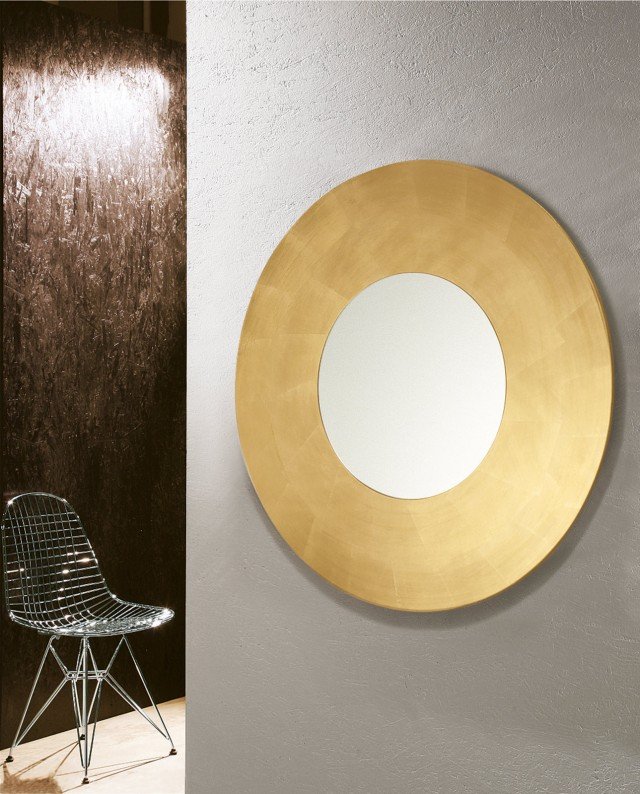 Giove è lo specchio di Riflessi dal carattere fortemente decorativo. La struttura in legno è rivestita in foglia oro, argento o rame. La particolare decorazione è eseguita esclusivamente a mano e lascia visibile la sovrapposizione dei materiali, enfatizzando l’aspetto stilistico e il pregio delle rifiniture. Misura Ø 100 cm. Prezzo 550 euro. www.riflessisrl.it/ Giove è lo specchio di Riflessi dal carattere fortemente decorativo. La struttura in legno è rivestita in foglia oro, argento o rame. La particolare decorazione è eseguita esclusivamente a mano e lascia visibile la sovrapposizione dei materiali, enfatizzando l’aspetto stilistico e il pregio delle rifiniture. Misura Ø 100 cm. Prezzo 550 euro. www.riflessisrl.it/