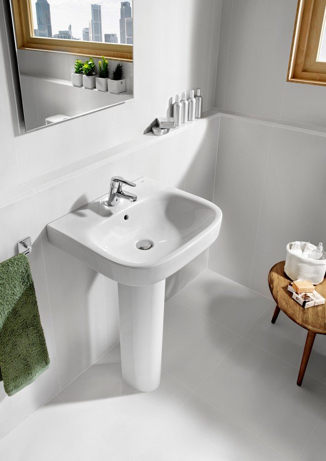 Il lavabo a parete su colonna Debba di Roca è in porcellana sanitaria bianca. È disponibile anche nella larghezza di 50 cm adatta a bagni dalle dimensioni ridotte. Misura L 60 x P 48 cm. Prezzo del lavabo 81 euro, prezzo della colonna 57 euro. www.it.roca.com Il lavabo a parete su colonna Debba di Roca è in porcellana sanitaria bianca. È disponibile anche nella larghezza di 50 cm adatta a bagni dalle dimensioni ridotte. Misura L 60 x P 48 cm. Prezzo del lavabo 81 euro, prezzo della colonna 57 euro. www.it.roca.com