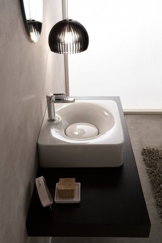 sistema lavabo Fuji di Scarabeo Ceramiche disegnato da Emo design composto da lavabo in ceramica, console e specchio sistema lavabo Fuji di Scarabeo Ceramiche disegnato da Emo design composto da lavabo in ceramica, console e specchio