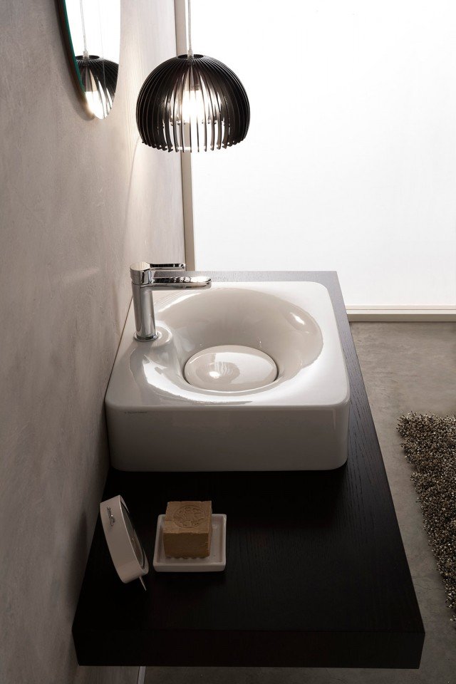 sistema lavabo Fuji di Scarabeo Ceramiche disegnato da Emo design composto da lavabo in ceramica, console e specchio sistema lavabo Fuji di Scarabeo Ceramiche disegnato da Emo design composto da lavabo in ceramica, console e specchio
