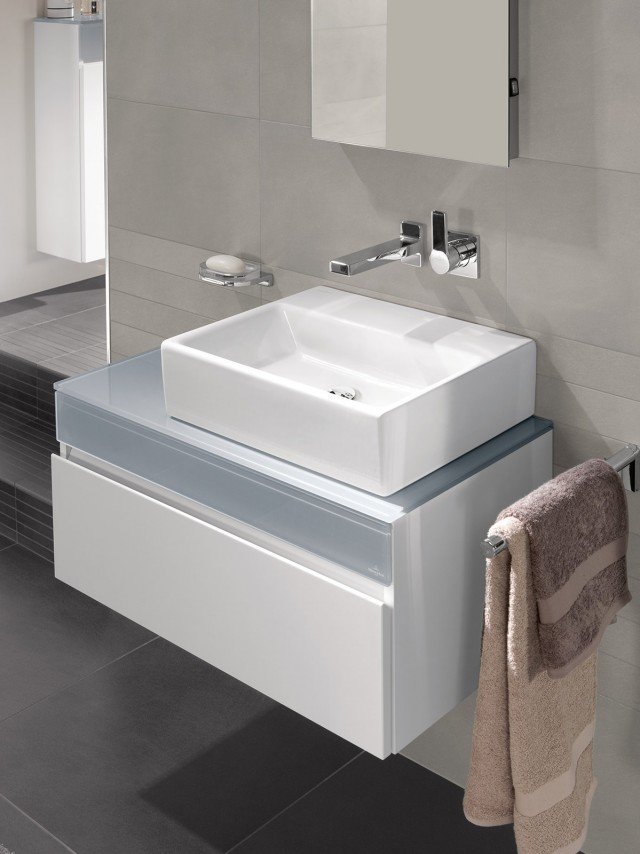 È adatto a integrarsi in un bagno dalle linee pure e minimaliste il lavabo Memento di Villeroy & Boch in ceramica bianca sanitaria dalla rigorosa forma geometrica. Misura L 50 x P 42 cm. Prezzo 610 euro. www.villeroy-boch.it È adatto a integrarsi in un bagno dalle linee pure e minimaliste il lavabo Memento di Villeroy & Boch in ceramica bianca sanitaria dalla rigorosa forma geometrica. Misura L 50 x P 42 cm. Prezzo 610 euro. www.villeroy-boch.it