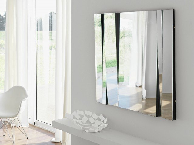 L'alternanza delle fasce specchianti inclinate e modulabili esprimono il senso dinamico dello spazio per lo specchio Fittipaldi di Tonelli. Misure: L 180 x P 6 x H 90 cm. Lo specchio è predisposto per il fissaggio orizzontale o verticale. Prezzo 1.080 euro. www.tonellidesign.it L'alternanza delle fasce specchianti inclinate e modulabili esprimono il senso dinamico dello spazio per lo specchio Fittipaldi di Tonelli. Misure: L 180 x P 6 x H 90 cm. Lo specchio è predisposto per il fissaggio orizzontale o verticale. Prezzo 1.080 euro. www.tonellidesign.it