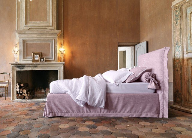 Stile provenzale per Chloè Romantic di Noctis il letto rivestito in cotone e lino con lavorazioni sartoriali, inserti in pizzi e ricami. La testata imbottita presenta un ovale centrale ricamato personalizzabile con due lettere a scelta; il giroletto è dotato di una mantovana a gonnellina sfoderabile e lavabile. I colori disponibili per il rivestimento vanno dal bianco alle tonalità pastello di sapore vintage. Sono disponibili una linea di biancheria e di cuscini coordinati ai rivestimenti. www.noctis.it Stile provenzale per Chloè Romantic di Noctis il letto rivestito in cotone e lino con lavorazioni sartoriali, inserti in pizzi e ricami. La testata imbottita presenta un ovale centrale ricamato personalizzabile con due lettere a scelta; il giroletto è dotato di una mantovana a gonnellina sfoderabile e lavabile. I colori disponibili per il rivestimento vanno dal bianco alle tonalità pastello di sapore vintage. Sono disponibili una linea di biancheria e di cuscini coordinati ai rivestimenti. www.noctis.it