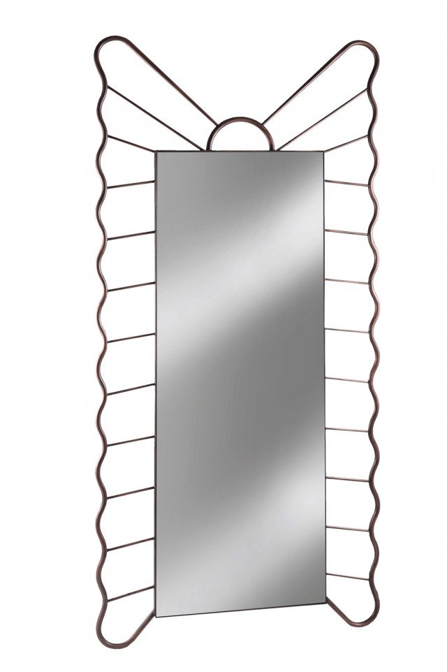 Ricorda la forma di una farfalla stilizzata la grande specchiera da terra Filicudi di Barel; la cornice è interamente realizzata in ferro pieno forgiato a mano secondo antiche tradizioni. Misura L 102 x H 216 cm. www.barel.it Ricorda la forma di una farfalla stilizzata la grande specchiera da terra Filicudi di Barel; la cornice è interamente realizzata in ferro pieno forgiato a mano secondo antiche tradizioni. Misura L 102 x H 216 cm. www.barel.it