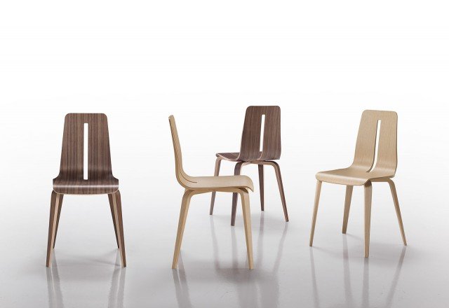 Platone di Caimi Brevetti è interamente realizzata in multistrato curvato di faggio impiallacciato in rovere o noce Canaletto. La sua forma sinuosa e gli spessori sottili la rendono elegante e leggera. Misura L 46 x P 48 x H 84 cm. www.caimi.com Platone di Caimi Brevetti è interamente realizzata in multistrato curvato di faggio impiallacciato in rovere o noce Canaletto. La sua forma sinuosa e gli spessori sottili la rendono elegante e leggera. Misura L 46 x P 48 x H 84 cm. www.caimi.com