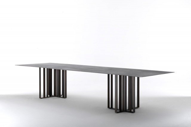 Shade di Lema é perfetto per stare al centro di una stanza grazie alle imponenti dimensioni del piano (ben 350 cm di lunghezza!) e il piedistallo scultoreo, formato da lastre in metallo trattato con finitura bronzo, che crea un gioco di luci e ombre. L’originale piano è realizzato in cemento. www.lemamobili.com Shade di Lema é perfetto per stare al centro di una stanza grazie alle imponenti dimensioni del piano (ben 350 cm di lunghezza!) e il piedistallo scultoreo, formato da lastre in metallo trattato con finitura bronzo, che crea un gioco di luci e ombre. L’originale piano è realizzato in cemento. www.lemamobili.com