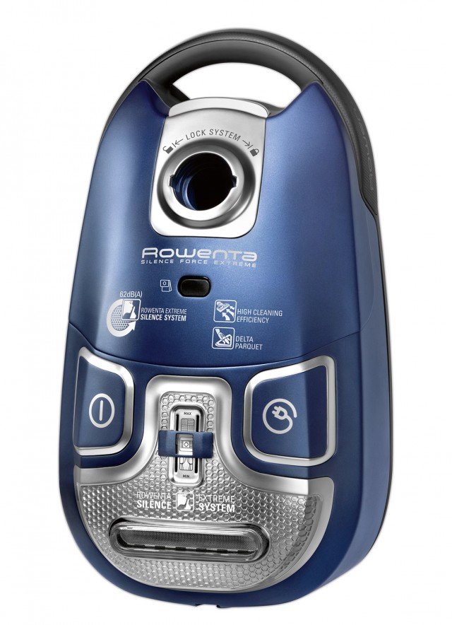 Molto silenzioso, l’aspirapolvere a traino con sacco RO5931 di Rowenta ha tubo che favorisce una corretta postura durante l’uso. Con regolazione elettronica e filtro HEPA H13, è fornito con bocchetta lancia estensibile, bocchetta imbottiti, spazzola integrata. Prezzo 290 euro. www.rowenta.it Molto silenzioso, l’aspirapolvere a traino con sacco RO5931 di Rowenta ha tubo che favorisce una corretta postura durante l’uso. Con regolazione elettronica e filtro HEPA H13, è fornito con bocchetta lancia estensibile, bocchetta imbottiti, spazzola integrata. Prezzo 290 euro. www.rowenta.it