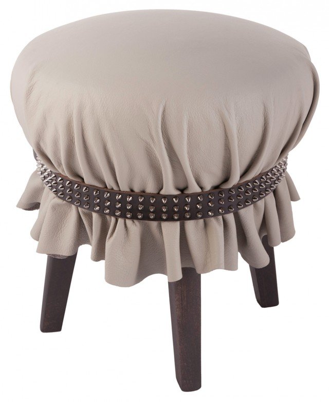 Popit di Frag ha una semplice struttura in legno scuro e la seduta rivestita in morbida pelle fermata da una preziosa cintura in cuoio borchiato: un pouff all’ultima moda! Esiste anche nella bizzarra versione con pelliccia di pecora della Mongolia o montone Merinos. www.frag.it Popit di Frag ha una semplice struttura in legno scuro e la seduta rivestita in morbida pelle fermata da una preziosa cintura in cuoio borchiato: un pouff all’ultima moda! Esiste anche nella bizzarra versione con pelliccia di pecora della Mongolia o montone Merinos. www.frag.it