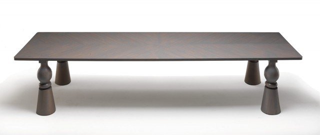 Rovere grigio massiccio lavorato artigianalmente per il monumentale Four Tetrarchs di Fratelli Boffi che ha il piano decorato dalle venature del legno disposte in direzioni diverse. Le gambe sono tornite e ricordano nella forma i pezzi degli scacchi stilizzati. Misura L 350 x P 90 x H 75 cm. www.fratelliboffi.it Rovere grigio massiccio lavorato artigianalmente per il monumentale Four Tetrarchs di Fratelli Boffi che ha il piano decorato dalle venature del legno disposte in direzioni diverse. Le gambe sono tornite e ricordano nella forma i pezzi degli scacchi stilizzati. Misura L 350 x P 90 x H 75 cm. www.fratelliboffi.it