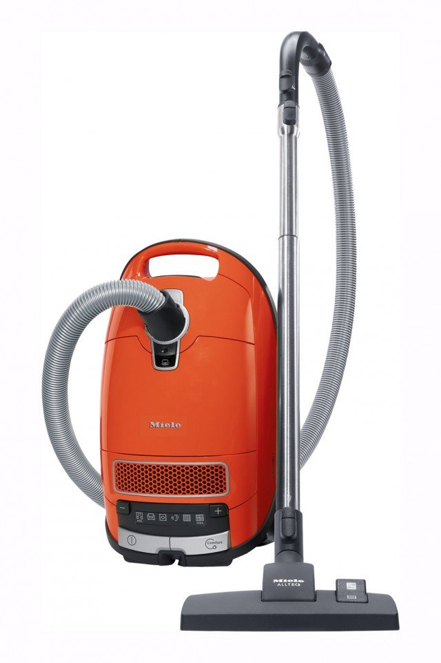 Ha potenza massima di 2.200 watt l’aspirapolvere S 8320 Total care di Miele. Regolabile su 6 livelli, ha raggio d’azione di 13 metri e livello di filtrazione fino al 99,9%. Prezzo 369 euro. www.mieleitalia.it Ha potenza massima di 2.200 watt l’aspirapolvere S 8320 Total care di Miele. Regolabile su 6 livelli, ha raggio d’azione di 13 metri e livello di filtrazione fino al 99,9%. Prezzo 369 euro. www.mieleitalia.it