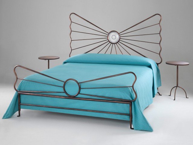 Ferro forgiato a mano per Filicudi di Barel che ha la testata impreziosita dall’inserimento di un piatto in ceramica di Mondovì nelle tipiche tonalità blu cobalto. Un materiale antico sapientemente lavorato per un letto dal design unico in grado di resistere alle mode. Sono disponibili anche i comodini coordinati con il top in legno. www.barel.it Ferro forgiato a mano per Filicudi di Barel che ha la testata impreziosita dall’inserimento di un piatto in ceramica di Mondovì nelle tipiche tonalità blu cobalto. Un materiale antico sapientemente lavorato per un letto dal design unico in grado di resistere alle mode. Sono disponibili anche i comodini coordinati con il top in legno. www.barel.it