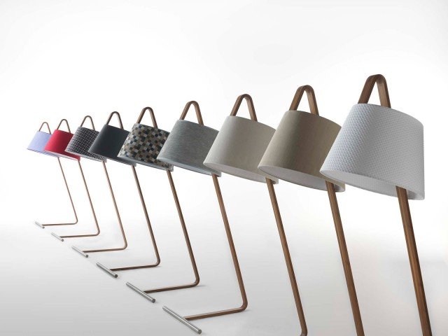 Numero 3 di Horm ha una solida base in acciaio che funge da contrappeso e che è stata progettata per poter essere comodamente inserita sotto il piano di un tavolo avvicinando il fascio luminoso dove è utile. Il paralume può essere personalizzato e rivestito con uno dei numerosi tessuti della collezione Horm per poterla coordinare agli altri complementi. Misura L 60 x P 64 x H 172 cm. www.horm.it Numero 3 di Horm ha una solida base in acciaio che funge da contrappeso e che è stata progettata per poter essere comodamente inserita sotto il piano di un tavolo avvicinando il fascio luminoso dove è utile. Il paralume può essere personalizzato e rivestito con uno dei numerosi tessuti della collezione Horm per poterla coordinare agli altri complementi. Misura L 60 x P 64 x H 172 cm. www.horm.it