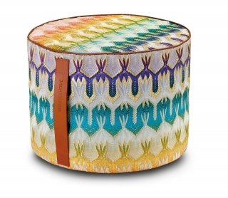 4. Il tipico tessuto jacquard multicolore con un particolare effetto pizzo oro riveste Pasadena di MissoniHome, un pezzo icona dal fascino intramontabile. La comoda maniglia laterale in cuoio permette di spostarlo dove serve. www.missonihome.com 4. Il tipico tessuto jacquard multicolore con un particolare effetto pizzo oro riveste Pasadena di MissoniHome, un pezzo icona dal fascino intramontabile. La comoda maniglia laterale in cuoio permette di spostarlo dove serve. www.missonihome.com