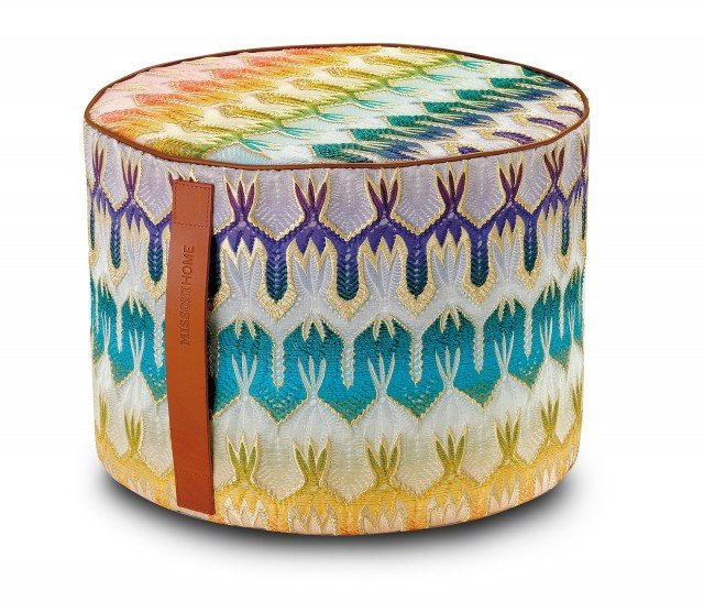 4. Il tipico tessuto jacquard multicolore con un particolare effetto pizzo oro riveste Pasadena di MissoniHome, un pezzo icona dal fascino intramontabile. La comoda maniglia laterale in cuoio permette di spostarlo dove serve. www.missonihome.com 4. Il tipico tessuto jacquard multicolore con un particolare effetto pizzo oro riveste Pasadena di MissoniHome, un pezzo icona dal fascino intramontabile. La comoda maniglia laterale in cuoio permette di spostarlo dove serve. www.missonihome.com