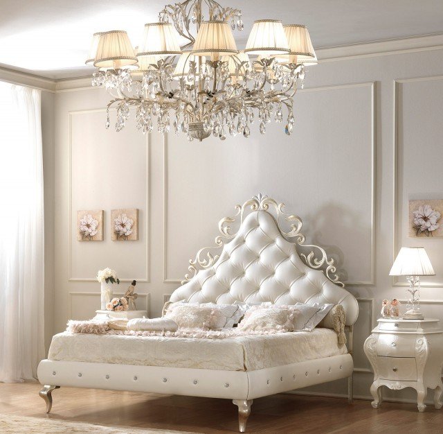 Stile neo barocco per Lara di Gotha Italian Luxury Style: la testata è in legno intagliato e imbottita in ecopelle capitonné illuminata da preziosi cristalli Swarovsky e fregi metallici con finitura argento antico. Un prodotto esclusivo in grado di creare un’atmosfera fiabesca. www.gothaluxury.it Stile neo barocco per Lara di Gotha Italian Luxury Style: la testata è in legno intagliato e imbottita in ecopelle capitonné illuminata da preziosi cristalli Swarovsky e fregi metallici con finitura argento antico. Un prodotto esclusivo in grado di creare un’atmosfera fiabesca. www.gothaluxury.it