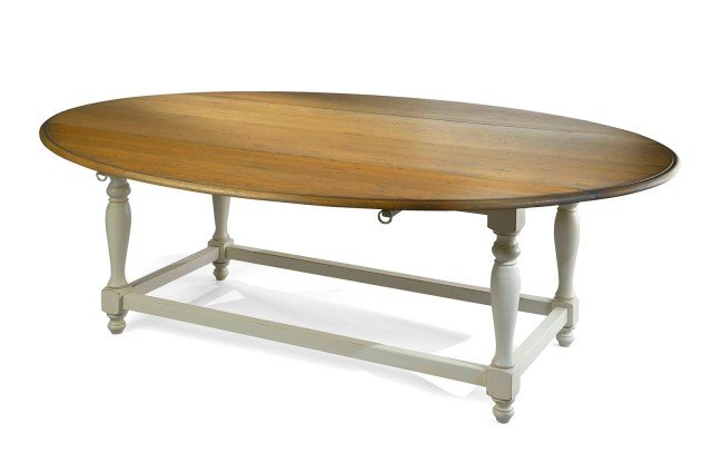 Le bandelle laterali del tavolo ovale Pieve di Marioni Home Collection si possono piegare per ridurne l’ingombro. Ha un design classico, le gambe tornite ed è interamente realizzato in massello di rovere lavorato a mano. Misura L 220 x P 160 x H 78 cm. www.marioni.it Le bandelle laterali del tavolo ovale Pieve di Marioni Home Collection si possono piegare per ridurne l’ingombro. Ha un design classico, le gambe tornite ed è interamente realizzato in massello di rovere lavorato a mano. Misura L 220 x P 160 x H 78 cm. www.marioni.it