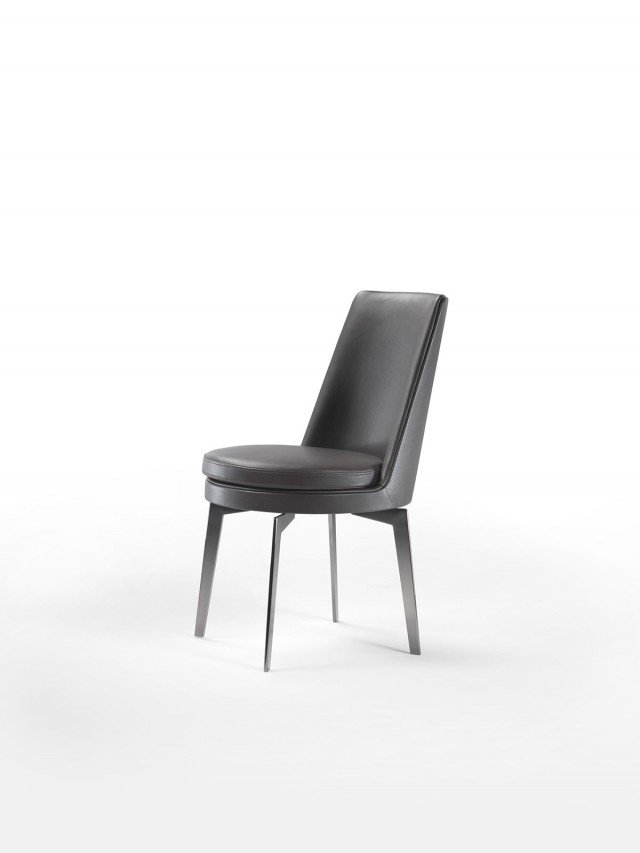 Feel Good di Flexform accosta alle gambe in metallo una struttura in poliuretano rigido e poliuretano espanso. È interamente rivestita in pregiata pelle o tessuto. Il design elegante e la qualità dei materiali la rendono un pezzo senza tempo. Misura L 48 x P 57 x H 85 cm. www.flexform.it Feel Good di Flexform accosta alle gambe in metallo una struttura in poliuretano rigido e poliuretano espanso. È interamente rivestita in pregiata pelle o tessuto. Il design elegante e la qualità dei materiali la rendono un pezzo senza tempo. Misura L 48 x P 57 x H 85 cm. www.flexform.it