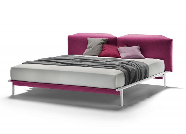 Fusion di Axil ha un telaio leggero in metallo verniciato in una tinta in contrasto con il rivestimento della testata imbottita: bianco e fucsia, rosso e grigio... per un modello fresco e giovane. La testata caratterizzata da un design insolito é disponibile anche rivestita in pelle. www.axil.it Fusion di Axil ha un telaio leggero in metallo verniciato in una tinta in contrasto con il rivestimento della testata imbottita: bianco e fucsia, rosso e grigio... per un modello fresco e giovane. La testata caratterizzata da un design insolito é disponibile anche rivestita in pelle. www.axil.it