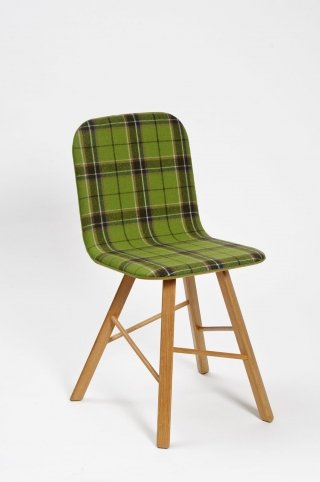 È imbottita e rivestita in tessuto tartan nella parte interna Tria Simple fabric di Colé Italian. È dotata di quattro gambe in massello di rovere naturale e ha la scocca realizzata in multistrato di faggio. Misura L 58,4 x P 52 x H 81,5 cm. www.coleitalia.it È imbottita e rivestita in tessuto tartan nella parte interna Tria Simple fabric di Colé Italian. È dotata di quattro gambe in massello di rovere naturale e ha la scocca realizzata in multistrato di faggio. Misura L 58,4 x P 52 x H 81,5 cm. www.coleitalia.it