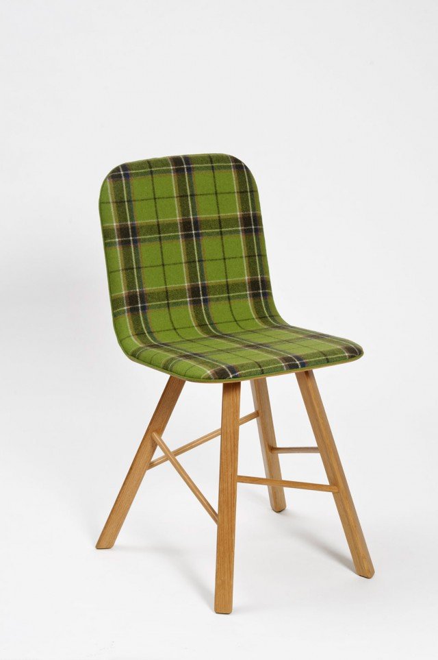 È imbottita e rivestita in tessuto tartan nella parte interna Tria Simple fabric di Colé Italian. È dotata di quattro gambe in massello di rovere naturale e ha la scocca realizzata in multistrato di faggio. Misura L 58,4 x P 52 x H 81,5 cm. www.coleitalia.it È imbottita e rivestita in tessuto tartan nella parte interna Tria Simple fabric di Colé Italian. È dotata di quattro gambe in massello di rovere naturale e ha la scocca realizzata in multistrato di faggio. Misura L 58,4 x P 52 x H 81,5 cm. www.coleitalia.it
