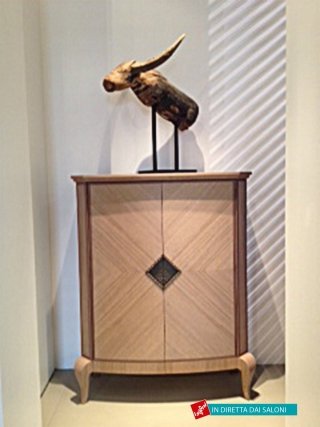 Contenitore ad ante in rovere massello cerato di L'Origine. Contenitore ad ante in rovere massello cerato di L'Origine.