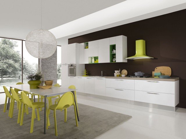 Un dosato equilibrio di pieni e vuoti caratterizza la composizione in linea della cucina, in mdf laccato bianco opaco, abbinato al verde acido dei vani a giorno e della cappa. La composizione in linea Bella di Aran alterna basi di diverse misure, pensili e colonne frigo e forno. Un dosato equilibrio di pieni e vuoti caratterizza la composizione in linea della cucina, in mdf laccato bianco opaco, abbinato al verde acido dei vani a giorno e della cappa. La composizione in linea Bella di Aran alterna basi di diverse misure, pensili e colonne frigo e forno.