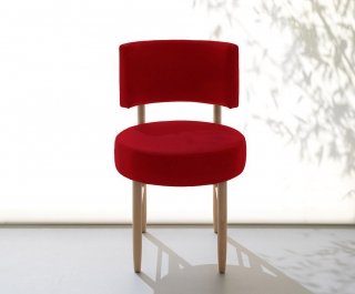 La sedia L58 di Lightson, disegnata dallo Studio Gellner, ha struttura in legno e seduta e schienale imbottiti, rivestiti in ecopelle (rossa, bianca o nera). Misura L 53 x P 46 x H 77 cm. www.lightson.it La sedia L58 di Lightson, disegnata dallo Studio Gellner, ha struttura in legno e seduta e schienale imbottiti, rivestiti in ecopelle (rossa, bianca o nera). Misura L 53 x P 46 x H 77 cm. www.lightson.it
