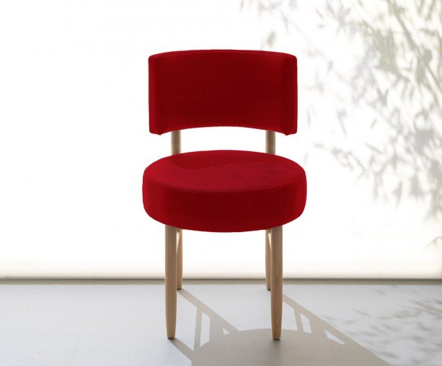 La sedia L58 di Lightson, disegnata dallo Studio Gellner, ha struttura in legno e seduta e schienale imbottiti, rivestiti in ecopelle (rossa, bianca o nera). Misura L 53 x P 46 x H 77 cm. www.lightson.it La sedia L58 di Lightson, disegnata dallo Studio Gellner, ha struttura in legno e seduta e schienale imbottiti, rivestiti in ecopelle (rossa, bianca o nera). Misura L 53 x P 46 x H 77 cm. www.lightson.it