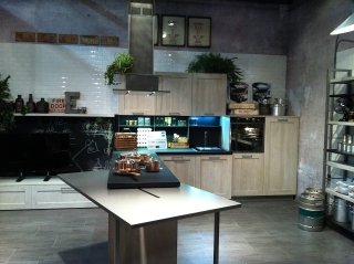 Cucina living con penisola completa di tavolo scorrevole rotante estraibile Mod. City di Stosa Cucina living con penisola completa di tavolo scorrevole rotante estraibile Mod. City di Stosa