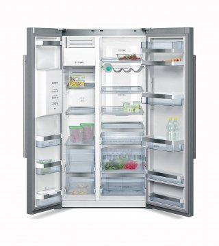 - Il frigo-congelatore side by side KA62DP91 di Siemens ha la porta attrezzata con dispenser per acqua, per ghiaccio tritato o a cubetti di ghiaccio. In classe A+, ha vano FreshProtectBox dove è possibile regolare la temperatura a 4°, 2° o 0° e funziona con tecnologia no frost che previene la formazione di ghiaccio e brina in modo da non dover più sbrinare il freezer. Misura L 91 x P 73 x H 176 cm. Prezzo 2.852 euro. www.siemens.it - Il frigo-congelatore side by side KA62DP91 di Siemens ha la porta attrezzata con dispenser per acqua, per ghiaccio tritato o a cubetti di ghiaccio. In classe A+, ha vano FreshProtectBox dove è possibile regolare la temperatura a 4°, 2° o 0° e funziona con tecnologia no frost che previene la formazione di ghiaccio e brina in modo da non dover più sbrinare il freezer. Misura L 91 x P 73 x H 176 cm. Prezzo 2.852 euro. www.siemens.it