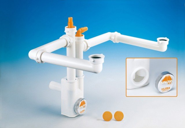 Alla piletta Basket Bassa è abbinato il sifone Spazio 2NT New Technology di Lira per lavello a doppia vasca. Realizzato in polipropilene, aderisce perfettamente alla parete di fondo, recuperando in questo modo spazio utile. Grazie all’apertura nella parte anteriore è comodo da ispezionare. I bracci possono avere lunghezza e orientamento variabili. Prezzo su richiesta. www.lira.com Alla piletta Basket Bassa è abbinato il sifone Spazio 2NT New Technology di Lira per lavello a doppia vasca. Realizzato in polipropilene, aderisce perfettamente alla parete di fondo, recuperando in questo modo spazio utile. Grazie all’apertura nella parte anteriore è comodo da ispezionare. I bracci possono avere lunghezza e orientamento variabili. Prezzo su richiesta. www.lira.com