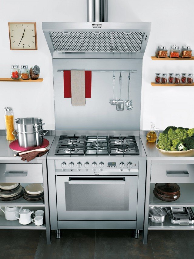 La Cucina CP 98 SEA HA S di Hotpoint-Ariston ha 5 bruciatori gas con accensione elettronica integrata di cui uno a doppia corona con doppia regolazione che consente di cuocere con pentole e tegami di diverse grandezze, grazie alla regolazione della fiamma in modo indipendente su ciascuna corona. Il forno multifunzione con cotture automatiche ha i programmi Automatico Pane, Automatico Pizza, Automatico Dolce, Automatico Carne, Multicottura, Grill, Gratin, Basse temperature (Scongelamento, Riscaldamento, Rapido). Misura L 90 x P 60 x H 85 cm. Prezzo 1.099 euro. www.hotpoint-ariston.it La Cucina CP 98 SEA HA S di Hotpoint-Ariston ha 5 bruciatori gas con accensione elettronica integrata di cui uno a doppia corona con doppia regolazione che consente di cuocere con pentole e tegami di diverse grandezze, grazie alla regolazione della fiamma in modo indipendente su ciascuna corona. Il forno multifunzione con cotture automatiche ha i programmi Automatico Pane, Automatico Pizza, Automatico Dolce, Automatico Carne, Multicottura, Grill, Gratin, Basse temperature (Scongelamento, Riscaldamento, Rapido). Misura L 90 x P 60 x H 85 cm. Prezzo 1.099 euro. www.hotpoint-ariston.it