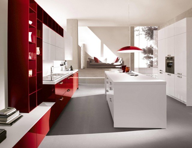 . Un'isola candida in contrasto con i mobili-contenitore a giorno laccati rosso Ginger per Code Colour di Snaidero, la soluzione ideale per un ambiente giovane e grintoso. Gli elementi a giorno sono realizzati con moduli flessibili al centimetro, verticali o orizzontali, che hanno i ripiani interni regolabili e permettono di dare vita ad una parete attrezzata “su misura”. I piani di lavoro hanno uno spessore di 4 o 6 cm e sono disponibili in diversi materiali, dal laminato all'acciaio passando per il marmo e il granito; l'illuminazione è realizzata per mezzo di barre a Led alloggiate sotto il pensile. Una base chiusa da anta laccata lucido da 60 cm, prezzo 198 euro. www.snaidero.it . Un'isola candida in contrasto con i mobili-contenitore a giorno laccati rosso Ginger per Code Colour di Snaidero, la soluzione ideale per un ambiente giovane e grintoso. Gli elementi a giorno sono realizzati con moduli flessibili al centimetro, verticali o orizzontali, che hanno i ripiani interni regolabili e permettono di dare vita ad una parete attrezzata “su misura”. I piani di lavoro hanno uno spessore di 4 o 6 cm e sono disponibili in diversi materiali, dal laminato all'acciaio passando per il marmo e il granito; l'illuminazione è realizzata per mezzo di barre a Led alloggiate sotto il pensile. Una base chiusa da anta laccata lucido da 60 cm, prezzo 198 euro. www.snaidero.it