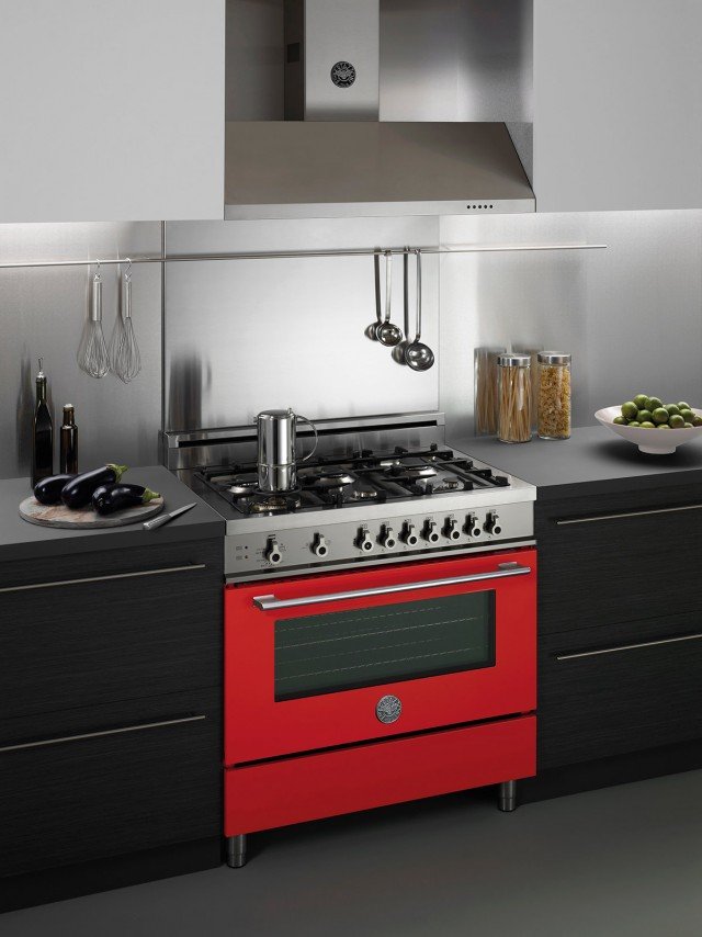 Il monoblocco Professional Dual di Bertazzoni con forno ibrido che può funzionare sia a gas che a elettricità, ha piano cottura a sei fuochi a gas tra cui un bruciatore doppio wok con controlli separati che consentono di regolare la fiamma da intensa a delicata in funzione delle esigenze. E’ disponibile nei colori bianco, crema, rosso, vino, giallo, verde, blu e nero. Misura L 90 x P 60 x H 88,5-94,5 cm. Prezzo 3.477 euro. www.bertazzoni.com Il monoblocco Professional Dual di Bertazzoni con forno ibrido che può funzionare sia a gas che a elettricità, ha piano cottura a sei fuochi a gas tra cui un bruciatore doppio wok con controlli separati che consentono di regolare la fiamma da intensa a delicata in funzione delle esigenze. E’ disponibile nei colori bianco, crema, rosso, vino, giallo, verde, blu e nero. Misura L 90 x P 60 x H 88,5-94,5 cm. Prezzo 3.477 euro. www.bertazzoni.com