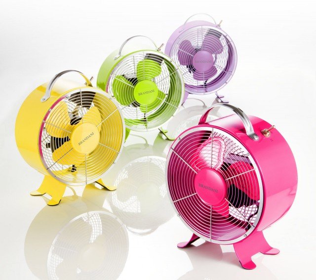 Il ventilatore in metallo Art. 56373 di Brandani è regolabile su due velocità e si può scegliere nei colori verde, fucsia, lilla e giallo. Prezzo 46 euro. www.brandani.it Il ventilatore in metallo Art. 56373 di Brandani è regolabile su due velocità e si può scegliere nei colori verde, fucsia, lilla e giallo. Prezzo 46 euro. www.brandani.it