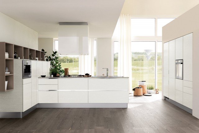 cucina bianca con penisola con piano cottura Mood di Scavolini cucina bianca con penisola con piano cottura Mood di Scavolini