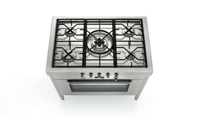 Completamente in acciaio inox, il blocco della collezione Liberi in Cucina di Alpes Inox è alimentato a gas e ha 5 fuochi di cui uno a tripla corona con griglie in ghisa. Il forno è largo 90 cm. Misura L 100 x P 65 x H 90 cm. Prezzo da rivenditore. www.alpesinox.com Completamente in acciaio inox, il blocco della collezione Liberi in Cucina di Alpes Inox è alimentato a gas e ha 5 fuochi di cui uno a tripla corona con griglie in ghisa. Il forno è largo 90 cm. Misura L 100 x P 65 x H 90 cm. Prezzo da rivenditore. www.alpesinox.com