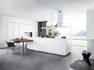 cucina con aperture a gola e top in corian bianco Cloe di Cesar cucina con aperture a gola e top in corian bianco Cloe di Cesar