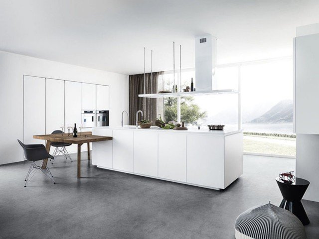 Un top in Corian bianco spesso 2 cm per Cloe di Cesar che ha le ante laccate seta bianco e l’apertura con gola. Il candore della composizione è spezzato dalla presenza del tavolo Lignum in abete antico con una raffinata finitura a base di olii e cere vegetali. Una base con anta laccata misura L 60 x P 62 x H 87 cm, prezzo 405 euro. www.cesar.it Un top in Corian bianco spesso 2 cm per Cloe di Cesar che ha le ante laccate seta bianco e l’apertura con gola. Il candore della composizione è spezzato dalla presenza del tavolo Lignum in abete antico con una raffinata finitura a base di olii e cere vegetali. Una base con anta laccata misura L 60 x P 62 x H 87 cm, prezzo 405 euro. www.cesar.it
