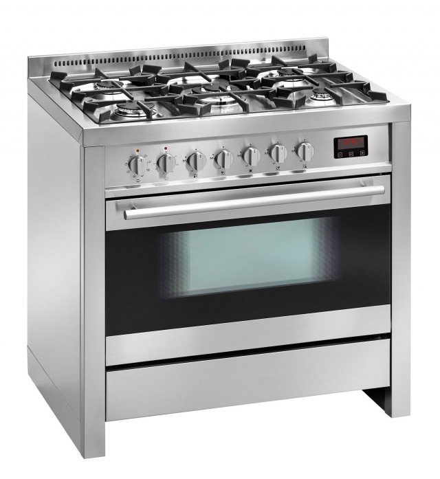 La cucina ZG 55 52 AV XN di Nardi ha 5 fuochi e forno elettrico ventilato a 8 funzioni. Completa di bruciatore a tripla corona, accensione elettronica sulla manopola e griglie in ghisa con gommini antiscivolo e antirumore, ha forno capiente 104 litri con interno in smalto Easy to Clean. E’ in classe di efficienza energetica A. Misura L 90 x P 60 x H 96 cm. Prezzo 2.211 euro. www.nardi.info La cucina ZG 55 52 AV XN di Nardi ha 5 fuochi e forno elettrico ventilato a 8 funzioni. Completa di bruciatore a tripla corona, accensione elettronica sulla manopola e griglie in ghisa con gommini antiscivolo e antirumore, ha forno capiente 104 litri con interno in smalto Easy to Clean. E’ in classe di efficienza energetica A. Misura L 90 x P 60 x H 96 cm. Prezzo 2.211 euro. www.nardi.info