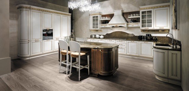 Dolcevita di Stosa ha le ante profilate filo oro e decorate da una cornice intagliata disponibile in diverse raffinate varianti; i pomoli e le maniglie sono impreziositi da veri Swarovsky certificati. I capitelli sono dotati di vani contenitori a scomparsa, i pensili hanno un telaio all’inglese, le basi sono attrezzate con capienti cestoni. Un modulo misura L 60 x P 56 x H 72 cm, prezzo 209 euro. www.stosacucine.it Dolcevita di Stosa ha le ante profilate filo oro e decorate da una cornice intagliata disponibile in diverse raffinate varianti; i pomoli e le maniglie sono impreziositi da veri Swarovsky certificati. I capitelli sono dotati di vani contenitori a scomparsa, i pensili hanno un telaio all’inglese, le basi sono attrezzate con capienti cestoni. Un modulo misura L 60 x P 56 x H 72 cm, prezzo 209 euro. www.stosacucine.it