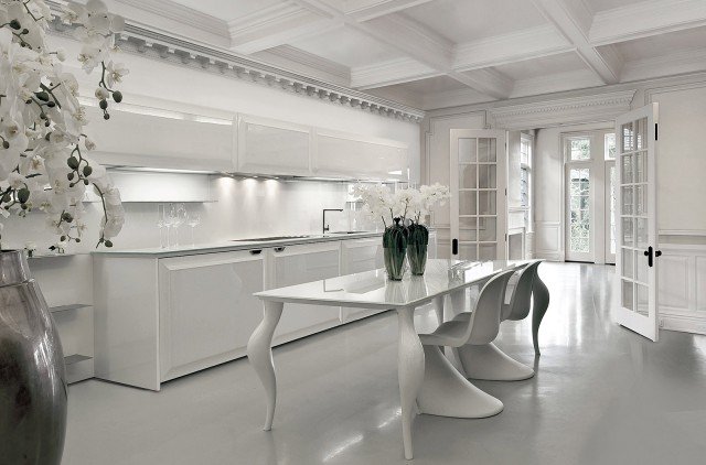 Una linea morbida e sinuosa per Diamond di Scic Cucine, la cucina candida impreziosita da dettagli neo barocchi come le gambe del grande tavolo che domina la scena. Le ante laccate sono modanate e hanno un pannello centrale in vetro stampato o liscio; le maniglie hanno una preziosa finitura argento. Prezzo su richiesta. www.scic.it Una linea morbida e sinuosa per Diamond di Scic Cucine, la cucina candida impreziosita da dettagli neo barocchi come le gambe del grande tavolo che domina la scena. Le ante laccate sono modanate e hanno un pannello centrale in vetro stampato o liscio; le maniglie hanno una preziosa finitura argento. Prezzo su richiesta. www.scic.it