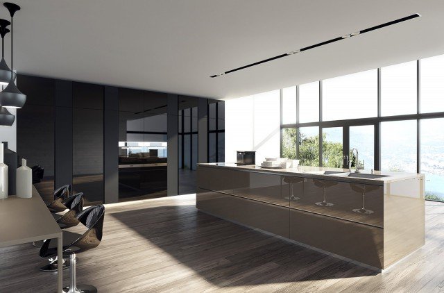 La grande isola del modello Cristallo di Scic Cucine è interamente rivestita in vetro laccato lucido o acidato da scegliere fra tante varianti di colore che permettono di armonizzare con qualsiasi living. Le ante, spesse 22 cm, si aprono per mezzo di una gola orizzontale che non interrompe la superficie lucida. Prezzo su richiesta. www.scic.it La grande isola del modello Cristallo di Scic Cucine è interamente rivestita in vetro laccato lucido o acidato da scegliere fra tante varianti di colore che permettono di armonizzare con qualsiasi living. Le ante, spesse 22 cm, si aprono per mezzo di una gola orizzontale che non interrompe la superficie lucida. Prezzo su richiesta. www.scic.it