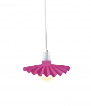 La sospensione Cappello di Seletti è interamente realizzata in silicone plissettato, è resistente e morbida. Misura Ø 20 cm. Prezzo 7 euro. www.seletti.it La sospensione Cappello di Seletti è interamente realizzata in silicone plissettato, è resistente e morbida. Misura Ø 20 cm. Prezzo 7 euro. www.seletti.it