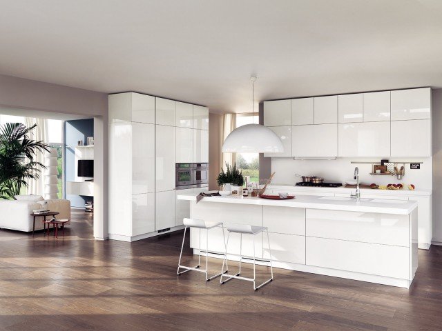 Liberamente di Scavolini ha un’isola dotata di lavello integrato e piano snack con il top in Corian e le ante laccate lucido Bianco Prestige; nella parte inferiore presenta vani e cestelli porta-tutto. Sono presenti grandi colonne per gli elettrodomestici e per la dispensa. La struttura è realizzata con pannelli ecologici Idroleb con le più basse emissioni di formaldeide al mondo. Una base laccata lucida da 45 cm, prezzo 204,96 euro. www.scavolini.it Liberamente di Scavolini ha un’isola dotata di lavello integrato e piano snack con il top in Corian e le ante laccate lucido Bianco Prestige; nella parte inferiore presenta vani e cestelli porta-tutto. Sono presenti grandi colonne per gli elettrodomestici e per la dispensa. La struttura è realizzata con pannelli ecologici Idroleb con le più basse emissioni di formaldeide al mondo. Una base laccata lucida da 45 cm, prezzo 204,96 euro. www.scavolini.it