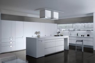 cucina bianca con isola rivestita in corian Quadra di Toncelli cucina bianca con isola rivestita in corian Quadra di Toncelli