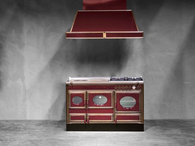 Con rivestimento esterno in metallo smaltato e porcellanato in diversi colori, Country — 140 lge di J. Corradi ha piastra di cottura in fusione di ghisa e piani cottura personalizzabili in acciaio inox. Il forno a legna da 45 litri ha termometro esterno per controllare la temperatura, quello elettrico multifunzione da 56 litri ha 9 tipologie di cottura e il girarrosto integrato di serie. Si può integrare con l'impianto di riscaldamento esistente e addirittura produrre acqua calda sanitaria. Misura L 140 x P 65 x h 90 cm. Prezzo 6.440 euro. www.jcorradi.com Con rivestimento esterno in metallo smaltato e porcellanato in diversi colori, Country — 140 lge di J. Corradi ha piastra di cottura in fusione di ghisa e piani cottura personalizzabili in acciaio inox. Il forno a legna da 45 litri ha termometro esterno per controllare la temperatura, quello elettrico multifunzione da 56 litri ha 9 tipologie di cottura e il girarrosto integrato di serie. Si può integrare con l'impianto di riscaldamento esistente e addirittura produrre acqua calda sanitaria. Misura L 140 x P 65 x h 90 cm. Prezzo 6.440 euro. www.jcorradi.com