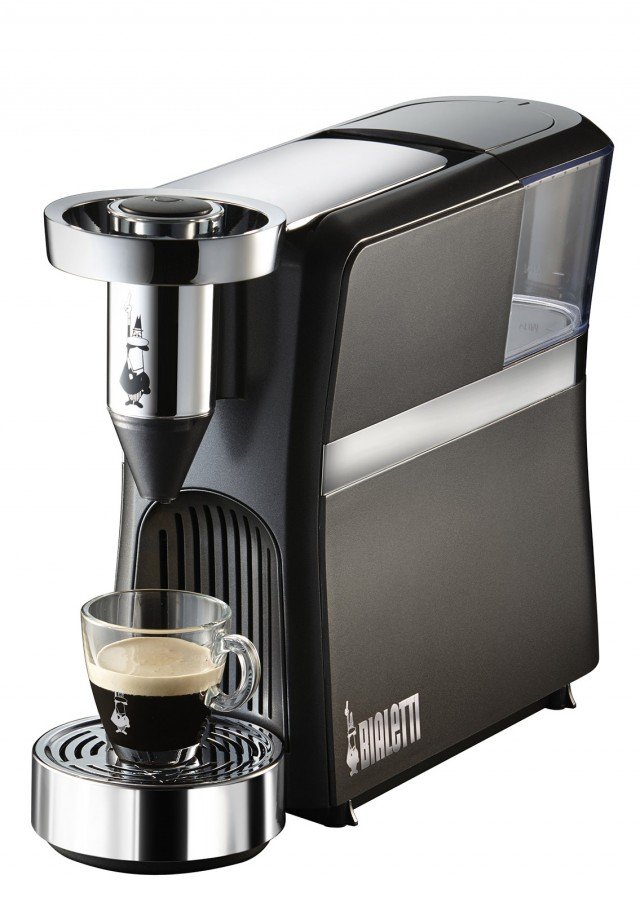 Design originale per la macchina per espresso Diva di Bialetti, con funzionamento a capsule. Ha pompa da 20 bar e caldaia thermoblock con serbatoio estraibile da 0,7 litri dotato di coperchio. L’erogazione si avvia tramite il tasto retroilluminato posizionato sopra la macchina, ha vassoio poggia tazzina regolabile in altezza e un raggio di luce LED illumina la tazza durante la preparazione. E’ dotata di meccanismo automatico di espulsione delle capsule usate, che finiscono nell’apposito cassetto di raccolta. Prezzo 119,90 euro. www.bialettigroup.it Design originale per la macchina per espresso Diva di Bialetti, con funzionamento a capsule. Ha pompa da 20 bar e caldaia thermoblock con serbatoio estraibile da 0,7 litri dotato di coperchio. L’erogazione si avvia tramite il tasto retroilluminato posizionato sopra la macchina, ha vassoio poggia tazzina regolabile in altezza e un raggio di luce LED illumina la tazza durante la preparazione. E’ dotata di meccanismo automatico di espulsione delle capsule usate, che finiscono nell’apposito cassetto di raccolta. Prezzo 119,90 euro. www.bialettigroup.it
